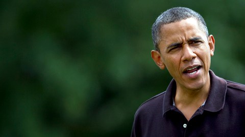 El presidente Barack Obama saluda a los reporteros, cuando regresa  al Casa Blanca, en Washington, ayer.