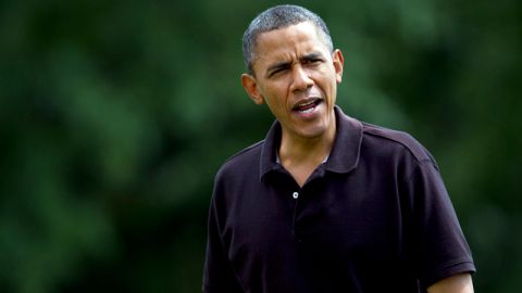 El presidente Barack Obama saluda a los reporteros, cuando regresa  al Casa Blanca, en Washington, ayer.