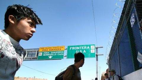 Inmigrantes indocumentados deportados a Nogales, México.