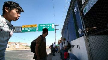Inmigrantes indocumentados deportados a Nogales, México.