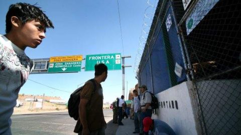 Inmigrantes indocumentados deportados a Nogales, México.
