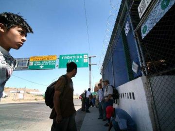 Inmigrantes indocumentados deportados a Nogales, México.