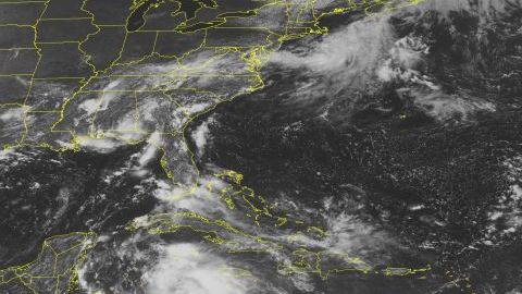 Remolino de nubes en el oeste del Mar Caribe, asociado con la tormenta tropical Ernesto que avanza hacia la península de Yucatán.
