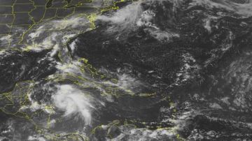 Remolino de nubes en el oeste del Mar Caribe, asociado con la tormenta tropical Ernesto que avanza hacia la península de Yucatán.