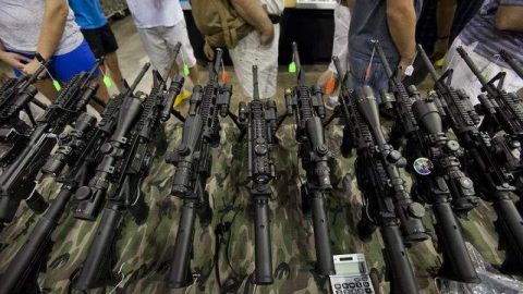 Rifles en  venta en Muestra Nacional de Armas, en Centro de Exposiciones Dulles de Chantilly, Virginia.