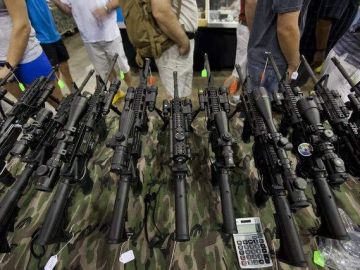 Rifles en  venta en Muestra Nacional de Armas, en Centro de Exposiciones Dulles de Chantilly, Virginia.