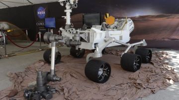 Un modelo del explorador Mars Science Laboratory Curiosity, en el Jet Propulsion Laboratory en Pasadena, California.