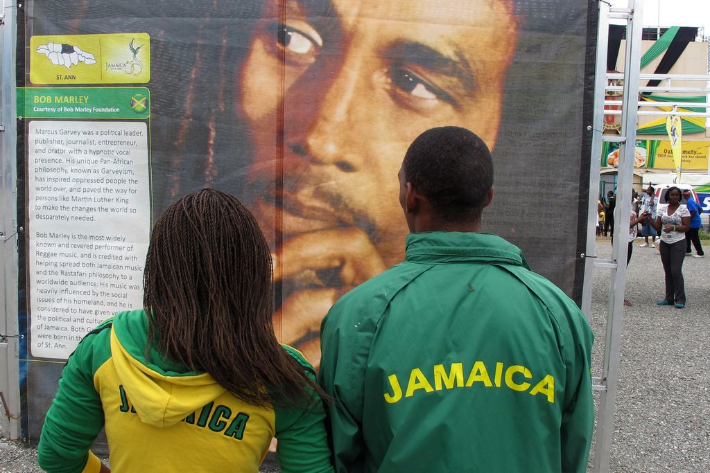 Jóvenes miran una foto de Bob Marley en Jamaica.