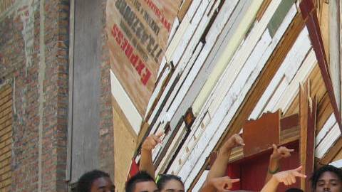 'Board Up Service' es el proyecto de arte en el cual colaboraron nueve estudiantes de Yollocalli para crear un mural utilizando pedazos madera.