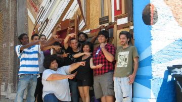 'Board Up Service' es el proyecto de arte en el cual colaboraron nueve estudiantes de Yollocalli para crear un mural utilizando pedazos madera.