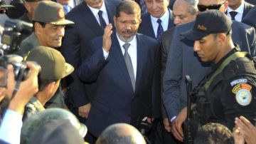 Presidente egipcio decretó ayer tres días de luto por la muerte de 16 soldados y policías de ese país a manos de supuestos terroristas.