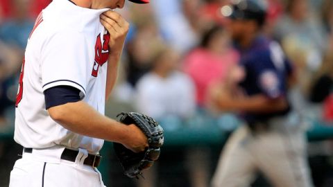 Josh Tomlin, de Indios, regresa a la lomita luego de ser vapuleado por  jonrón de dos carreras de  Justin Morneau, que recorre las bases.