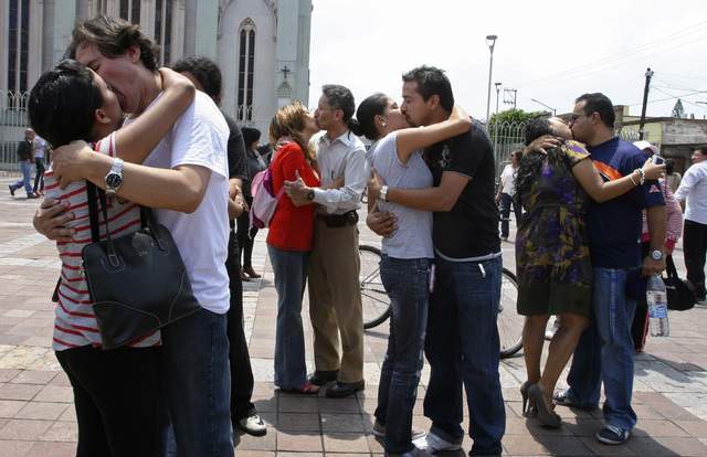 A todo beso en curiosa y hermosa protesta por una arbitrariedad policial en la ciudad de León, Guanajuato, México.