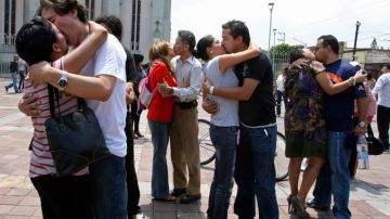 A todo beso en curiosa y hermosa protesta por una arbitrariedad policial en la ciudad de León, Guanajuato, México.