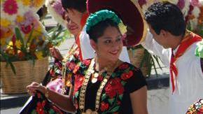 Bailarines oaxaqueños participan en la fiesta de la Guelaguetza.