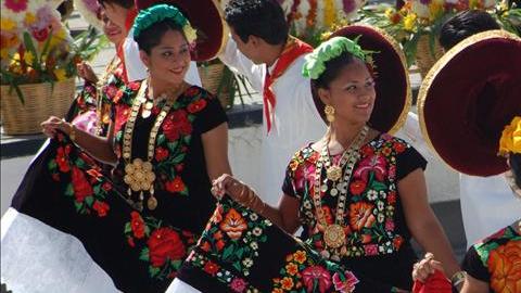 Bailarines oaxaqueños participan en la fiesta de la Guelaguetza.