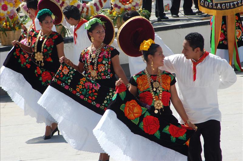 Bailarines oaxaqueños participan en la fiesta de la Guelaguetza.