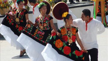 Bailarines oaxaqueños participan en la fiesta de la Guelaguetza.
