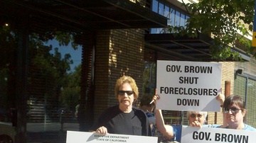 Varios  comenzaron a reunirse ayer frente al departamento de Jerry Brown exigiendo su ayuda en retener sus hogares.