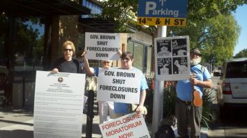 Varios  comenzaron a reunirse ayer frente al departamento de Jerry Brown exigiendo su ayuda en retener sus hogares.