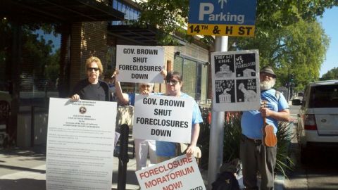 Varios comenzaron a reunirse ayer frente al departamento de Jerry Brown exigiendo su ayuda en retener sus hogares.