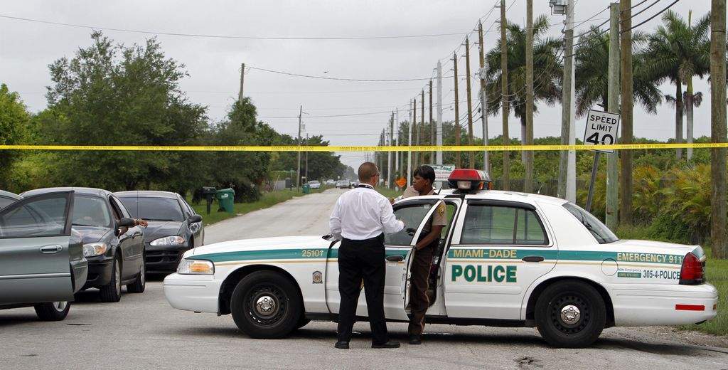 La Policía del condado de Miami-Dade acordonó el área y usó equipos especiales para detectar explosivos.