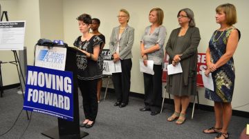 Organizaciones celebran la normativa sobre beneficios en cuidado preventivo para las mujeres, en una rueda de prensa realizada en Chicago