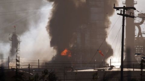 Humo y llamas surgían del incendio en una unidad de crudo de la refinería Chevron en Richmond, California