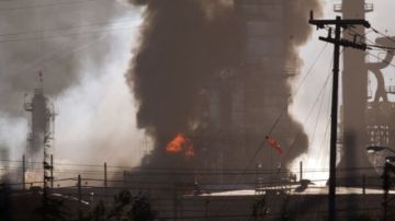 Humo y llamas surgían del incendio en una unidad de crudo de la refinería Chevron en Richmond, California