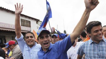 Las palabras de Capriles (centro) contrastan con la mayoría de las encuestas difundidas en las últimas semanas en Venezuela, que señalan que Chávez le aventaja en entre 15 y 25 puntos.