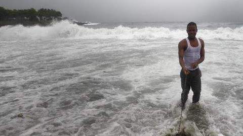 La tormenta tropical Ernesto sigue su camino hacia a la península de Yucatán.