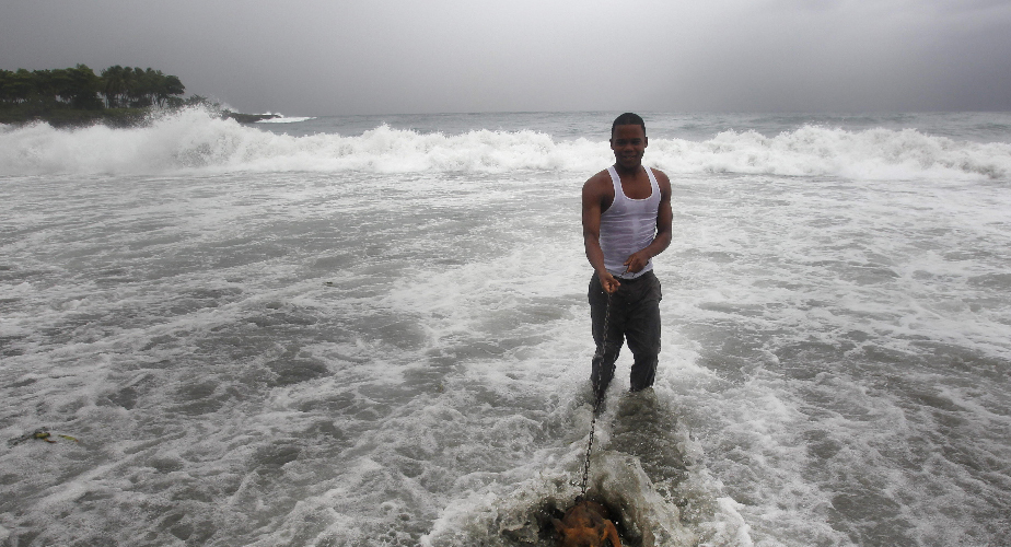 El paso de la tormenta por República Dominicana dejó un fuerte oleaje en la región.