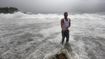 El paso de la tormenta por República Dominicana dejó un fuerte oleaje en la región.