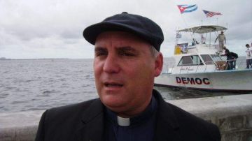 El reverendo Juan Rumín Domínguez, rector de la Ermita de la Caridad de Miami, habla sobre la flotilla cubana.