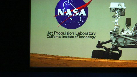 Científicos de los Laboratorios de Propulsión a Chorro (JPL) describen en Pasadena los detalles del robot Curiosity, que   el domingo arribó a Marte.