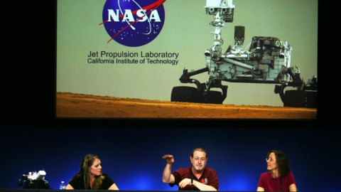 Científicos de los Laboratorios de Propulsión a Chorro (JPL) describen en Pasadena los detalles del robot Curiosity, que el domingo arribó a Marte.