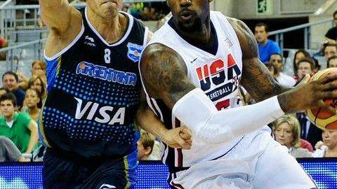 En esta imagen, LeBron James pelea por la pelota con Pablo Prigioni, de Argentina durante un juego amistoso previo a los olímpicos.