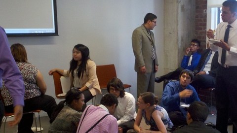 Decenas de jóvenes viajaron a Sacramento para que los legisladores los tomen en cuenta.