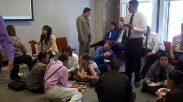 Decenas de jóvenes viajaron a Sacramento para que los legisladores los tomen en cuenta.