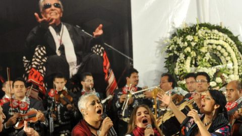 Eugenia León (izq.), Tania Libertad (centro) y Lila Downs (der.) durante su homenaje a Vargas.