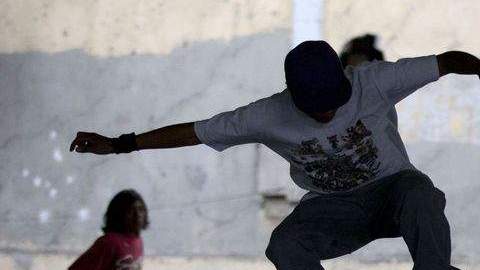 Jóvenes en patineta en la ciudad.
