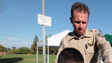 Edwin Hernández, de 4 años, con un oficial de CHP durante la celebración de la actividad  contra el crimen.