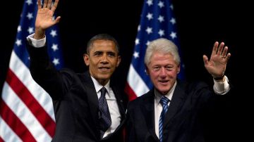 En esta foto de archivo se observa al presidente Barack Obama en compañía del exmandatario Bill Clinton.