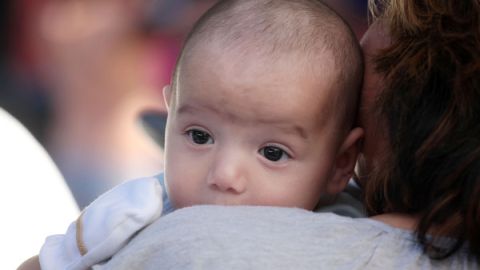 Amamantar al bebé trae beneficios psicológicos y nutricionales..