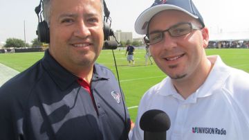 Enrique Vásquez (izq.) y José 'JoJo' Padrón, el nuevo equipo de narración de los partidos de los Houston Texans.