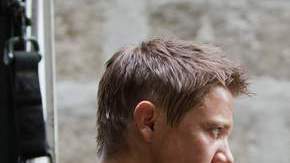 Jeremy Renner (izq.) y Edward Norton, cara a cara en 'The Bourne Legacy', que se estrena mañana en salas de cines.