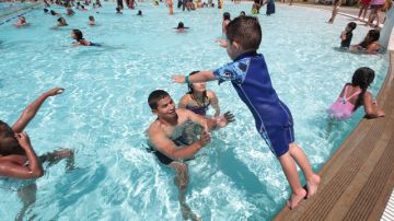 Isaac Lezama, de apenas 2 años, se lanza a la piscina  del Expo Aquatic Center.