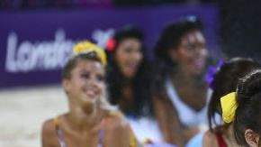 Las porristas actúan en un receso de uno de los partidos del voleibol de playa en Londres.