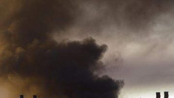 El fuego en Chevron envolvió el área de Richmond en un denso humo negro.