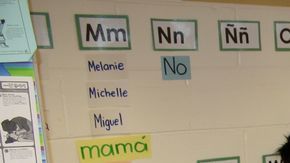 La escuela Edwards, en el suroeste de Chicago es una de las más reconocidas por su programa de educación bilingüe.